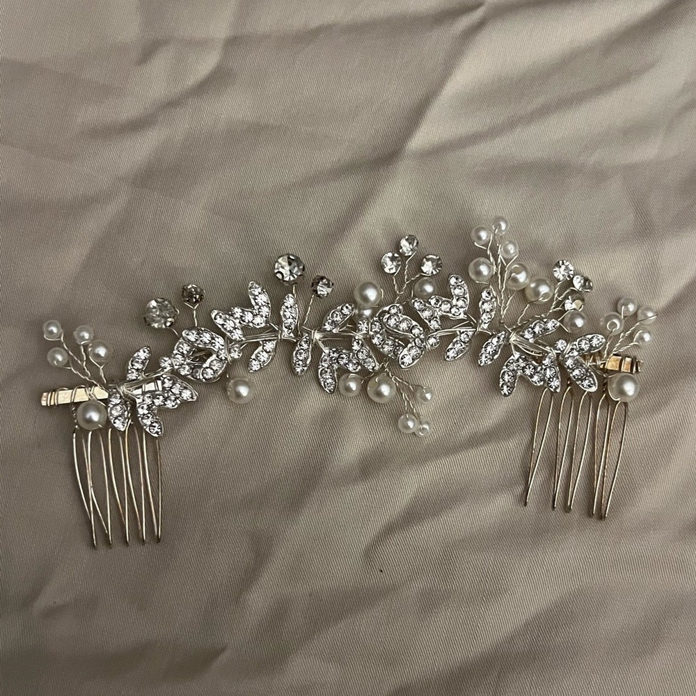 Bridal hair handcrafted comb with pearls and rhinestones.